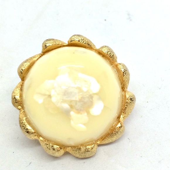 VINTAGE HOBE LUCITE CONFETTI CLIP ON EARRINGS GOLD TONE CUSTARD YELLOW BUTTON - Picture 9 of 14